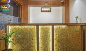 um escritório com uma porta dourada com escrita em Treebo Trend The Utsav, Nashik em Nashik