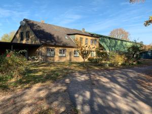 una casa vieja en una colina con entrada en Ferienwohnung Reitanlage Bärenz, en Selk