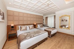 Pokój hotelowy z 2 łóżkami i lustrem w obiekcie Mukarnas Pera Hotel w Stambule