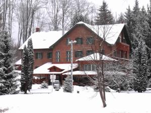Sebesvi­z Panzió during the winter