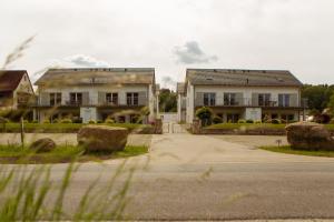 zwei Häuser am Straßenrand in der Unterkunft Hotel Ettrich & Elbresort Rathen in Kurort Rathen