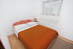 Postel nebo postele na pokoji v ubytování Apartments by the sea Nemira, Omis - 5884