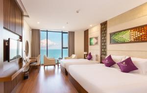 Giường trong phòng chung tại Rosamia Da Nang Hotel