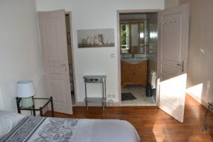 Postel nebo postele na pokoji v ubytování Chambres et Gîtes Les Deux Chênes près de Bergerac