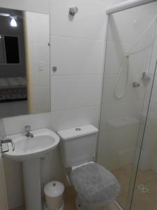 ein Badezimmer mit Toilette, Waschbecken und Dusche in der Unterkunft Varanda Gourmet Beira-Mar in Praia Grande + 18 Fotos