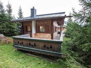 ケーニヒスライテンにあるChalet in Austria near Ski Lift & Forestの鶏の乗船家