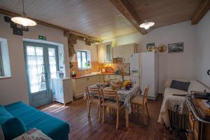 Kuchnia lub aneks kuchenny w obiekcie Spod Korit - Brgudac, Opatija with hot tub and free parking