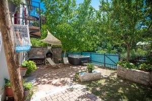 Ogród w obiekcie Spod Korit - Brgudac, Opatija with hot tub and free parking