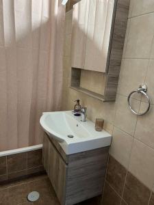un bagno con un lavandino bianco e una doccia di Karakonero view apartment a Città di Rodi
