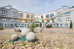 een sculptuur in een park voor een gebouw bij Select Hotel Oberhausen in Oberhausen