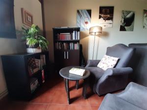豐特阿拉莫的住宿－HOTEL ENOTURISMO MAINETES，客厅配有椅子和桌子