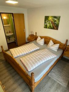 1 dormitorio con 1 cama grande de madera en una habitación en Haus Grünstein, en Biberwier