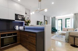 Kuchyňa alebo kuchynka v ubytovaní Luxury Blue Coast Seaside Retreat Marbella