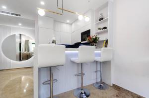 Televízia a/alebo spoločenská miestnosť v ubytovaní Luxury Blue Coast Seaside Retreat Marbella