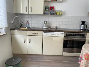 eine Küche mit weißen Schränken und einem Herd in der Unterkunft 2 Zimmer Appartement in Borgholzhausen