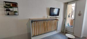 a room with a television on top of a radiator at Studio avec balcon face à la montagne in Cauterets