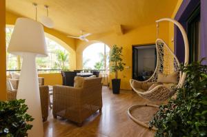 Televízia a/alebo spoločenská miestnosť v ubytovaní Luxury Blue Coast Seaside Retreat Marbella