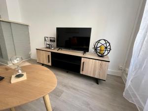 Televízia a/alebo spoločenská miestnosť v ubytovaní Appartement au coeur de Dunkerque