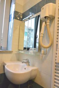bagno con lavandino e specchio di Hotel Balbo a Torino