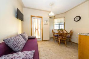 Zdjęcie z galerii obiektu Apartments by the sea Zaton, Zadar - 5923 w mieście Zaton