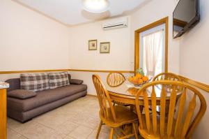 Zdjęcie z galerii obiektu Apartments by the sea Zaton, Zadar - 5923 w mieście Zaton