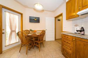 Zdjęcie z galerii obiektu Apartments by the sea Zaton, Zadar - 5923 w mieście Zaton