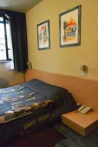 Schlafzimmer mit einem Bett und einem Telefon auf einem Tisch in der Unterkunft Hotel Balbo in Turin