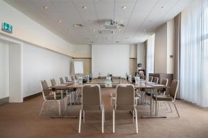 einen Konferenzraum mit einem langen Tisch und Stühlen in der Unterkunft Select Hotel Handelshof Essen in Essen