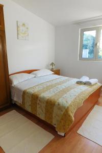 ein Schlafzimmer mit einem großen Bett in einem Zimmer in der Unterkunft Apartments by the sea Brna, Korcula - 4333 in Brna