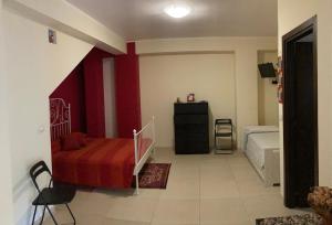 - une chambre avec un lit et une commode dans l'établissement Stanza Sole, à Ragalna