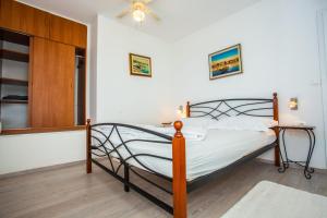 1 dormitorio con 1 cama y ventilador de techo en Family friendly house with a swimming pool Lokva Rogoznica, Omis - 4328, en Lokva Rogoznica