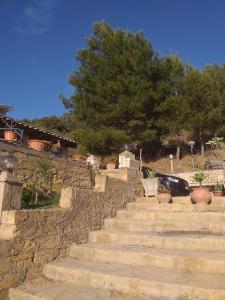 eine Steintreppe mit Topfpflanzen darauf in der Unterkunft Villetta Torre Salsa in Siculiana