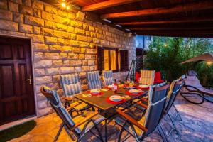 Posedenie v ubytovaní Family friendly house with a swimming pool Lokva Rogoznica, Omis - 4328