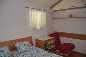 Un pat sau paturi într-o cameră la Apartman Ananda Bol - 2 bedrooms, 7 beds