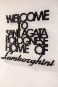 Ein Zeichen, das sagt: "Willkommen in Santa Acacia, Austausch von Heimat der Aufgabe." in der Unterkunft Harinero, characteristic apartment in the center in SantʼAgata Bolognese