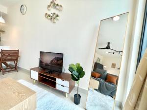 TV a/nebo společenská místnost v ubytování A 1-4 pax Cozy Studio TV Box Pool 100mps Wifi 3 bed Trefoil Setia Alam