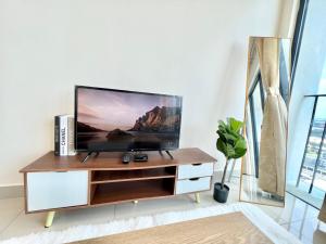TV a/nebo společenská místnost v ubytování A 1-4 pax Cozy Studio TV Box Pool 100mps Wifi 3 bed Trefoil Setia Alam