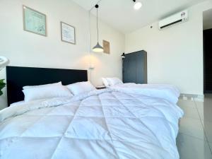 Postel nebo postele na pokoji v ubytování A 1-4 pax Cozy Studio TV Box Pool 100mps Wifi 3 bed Trefoil Setia Alam