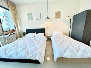 Postel nebo postele na pokoji v ubytování A 1-4 pax Cozy Studio TV Box Pool 100mps Wifi 3 bed Trefoil Setia Alam