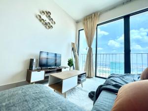 O zonă de relaxare la A 1-4 pax Cozy Studio TV Box Pool 100mps Wifi 3 bed Trefoil Setia Alam