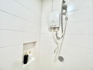 Koupelna v ubytování A 1-4 pax Cozy Studio TV Box Pool 100mps Wifi 3 bed Trefoil Setia Alam