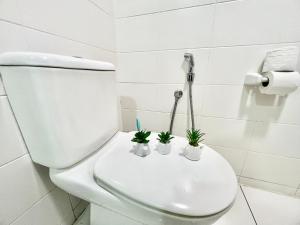 Koupelna v ubytování A 1-4 pax Cozy Studio TV Box Pool 100mps Wifi 3 bed Trefoil Setia Alam