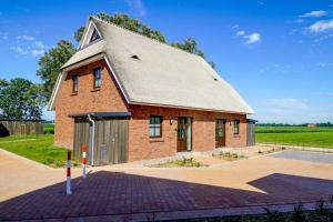 TossenserdeichにあるFerienhaus 16 "Gut Tossens"の小さなレンガ造りの建物