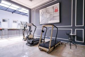 una fila de bicicletas estáticas en una sala de fitness en RedDoorz Premium near RS Pondok Indah La Maison en Yakarta