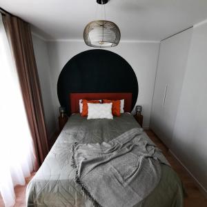 ĶesterciemsにあるKesterciems seaside apartment with terraceのベッドルーム1室(大きな黒いヘッドボード付きのベッド1台付)