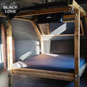 a black love bunk bed in a room at Love Apartmanok Eger in Eger