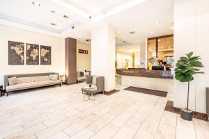 a lobby with a reception desk and a waiting room at Hotel Madison in Düsseldorf