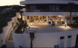 - une vue sur un bâtiment blanc avec des palmiers dans l'établissement The View Luxury Vacation Apartment Blue, à Fuengirola