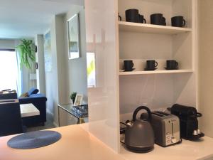 un bollitore per il tè seduto su un bancone in una stanza di Luxury Apartment Tomaso - The View Fuengirola a Fuengirola