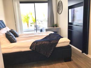 - une chambre avec 2 lits et une grande fenêtre dans l'établissement The View Luxury Vacation Apartment Blue, à Fuengirola